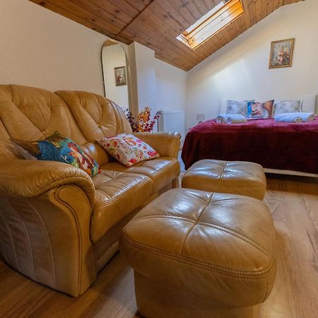 Kismokus Apartman Eger Buitenkant foto
